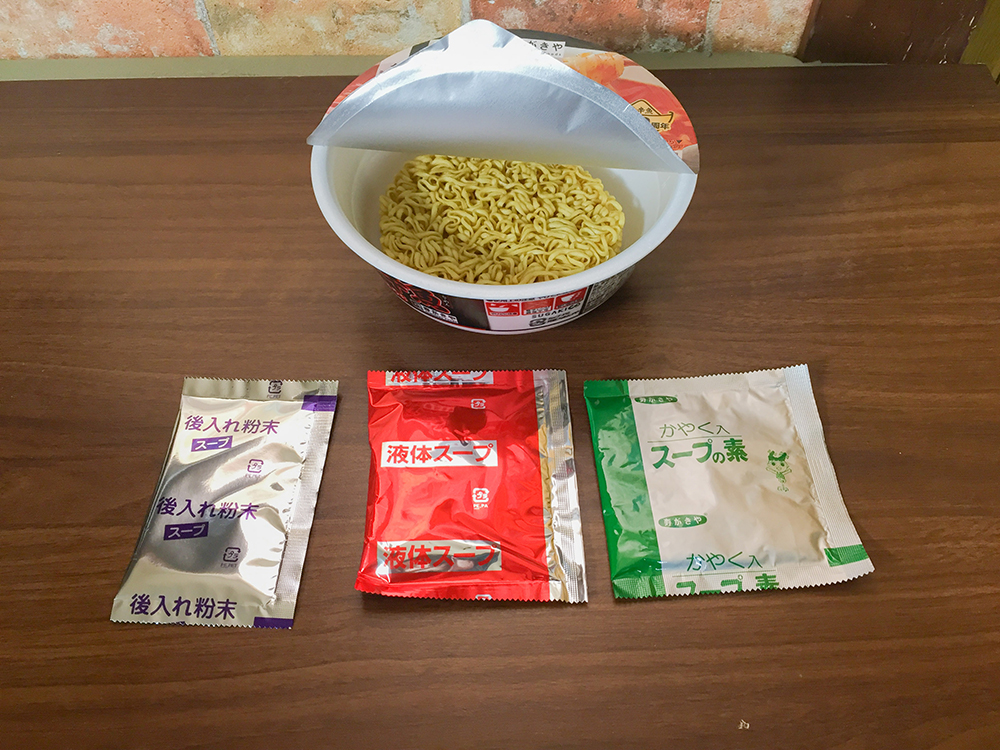 「麺処井の庄監修 辛辛魚（からからうお）らーめん」開封