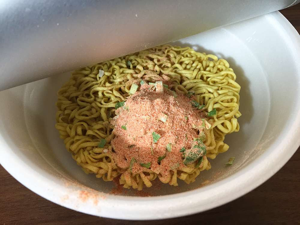 「麺処井の庄監修 辛辛魚（からからうお）らーめん」調理